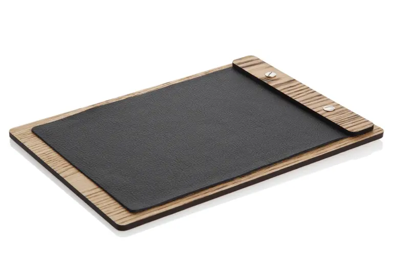Menuboard-Modell aus Holz mit Leiste und Ledercover in schwarz