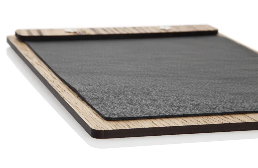 Menuboard aus Holz mit Leiste und Echtledercover in schwarz