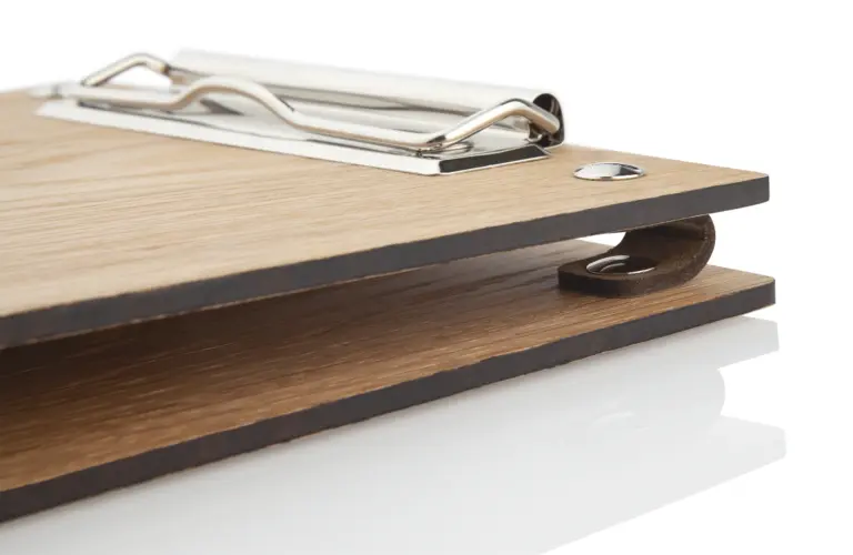 Chartboard aus Holz mit Klemme in Silber