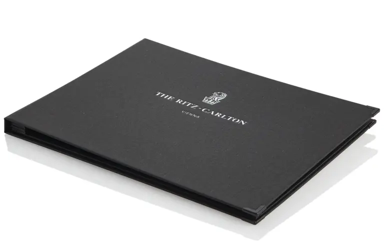 Speisekarte aus Buchleinen in schwarz im Querformat