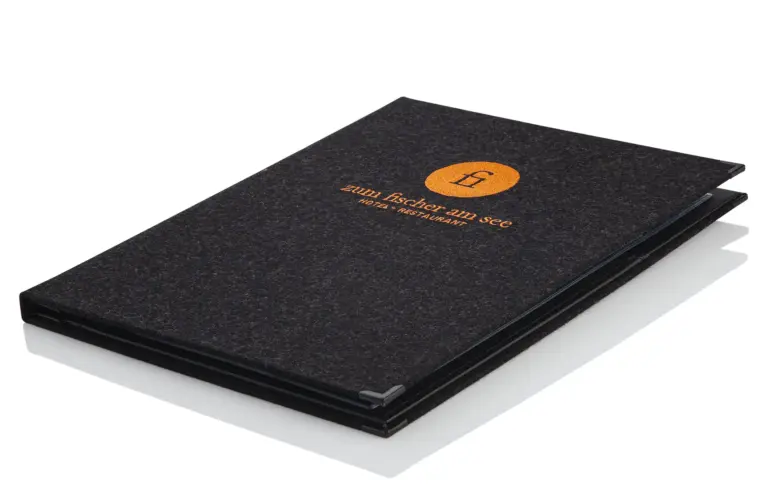 dunkle Speisekarte aus Loden mit orange-farbenen Stick