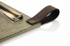 Menuboard en bois en vert avec une vieille pince en or et une véritable boucle en cuir