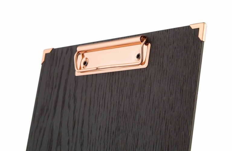 Schwarzes Menuboard mit kupferfarbener Klemme