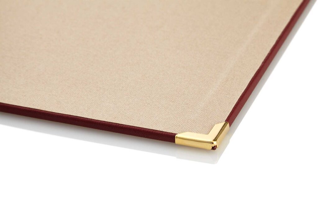 Menuboard-Modell mit Magnetleiste und Gold-Ecken