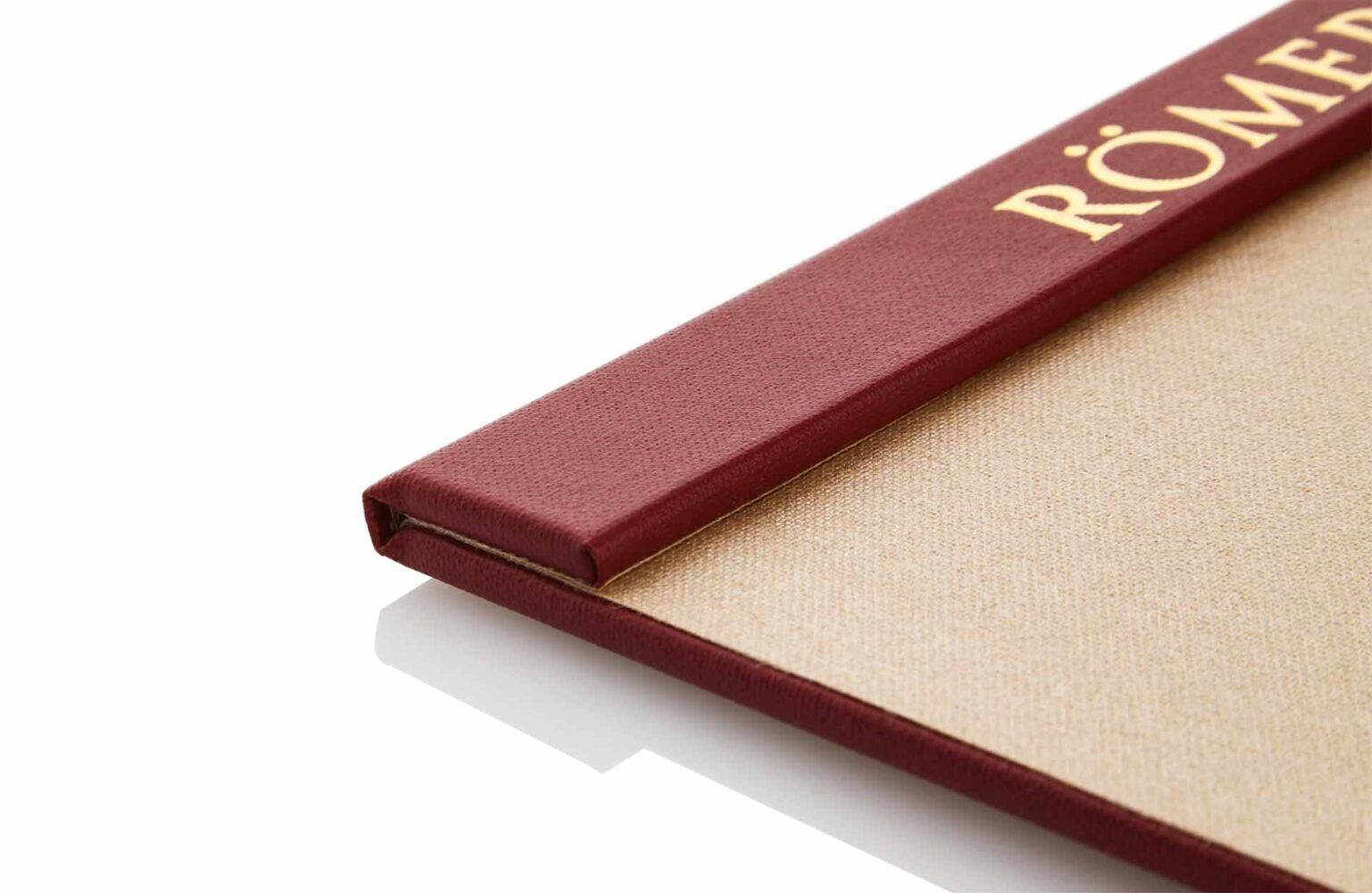 Menuboard mit Magnetleiste aus Leinen in rot und beige