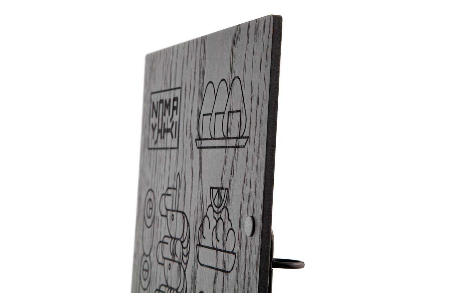 Schwarzes Menuboard aus Holz mit Lasergravur