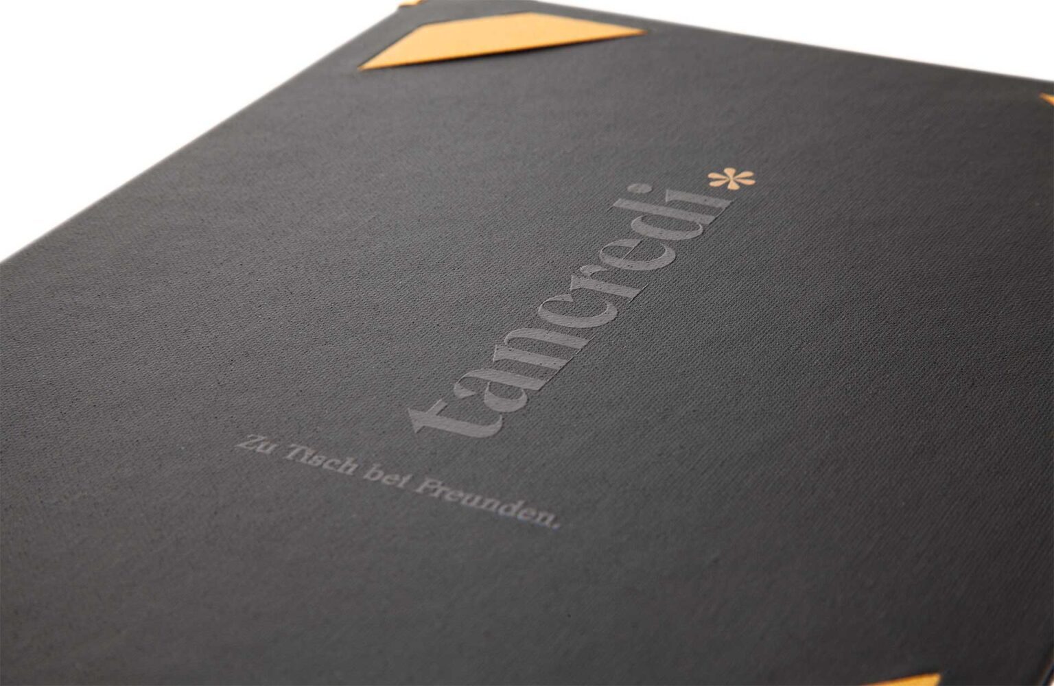 Menuboard aus Leinen in schwarz mit Logoaufdruck