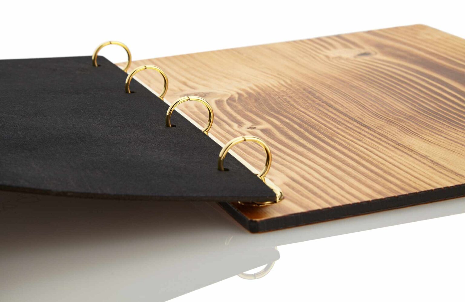 Menuboard-Modell mit Ringmechanik in Gold und Echtledercover