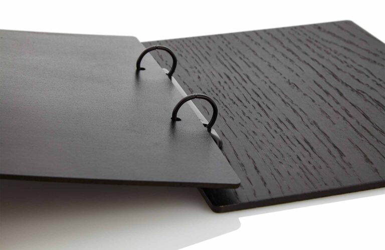 Schwarzes Menuboard mit Ringmechanik und Echtledercover