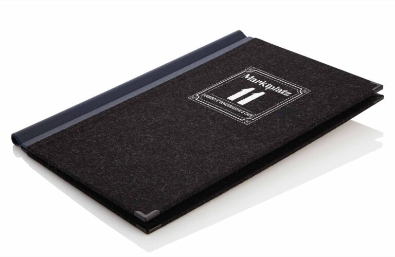 Speisekarte aus Loden mit feinem Logo-Stick
