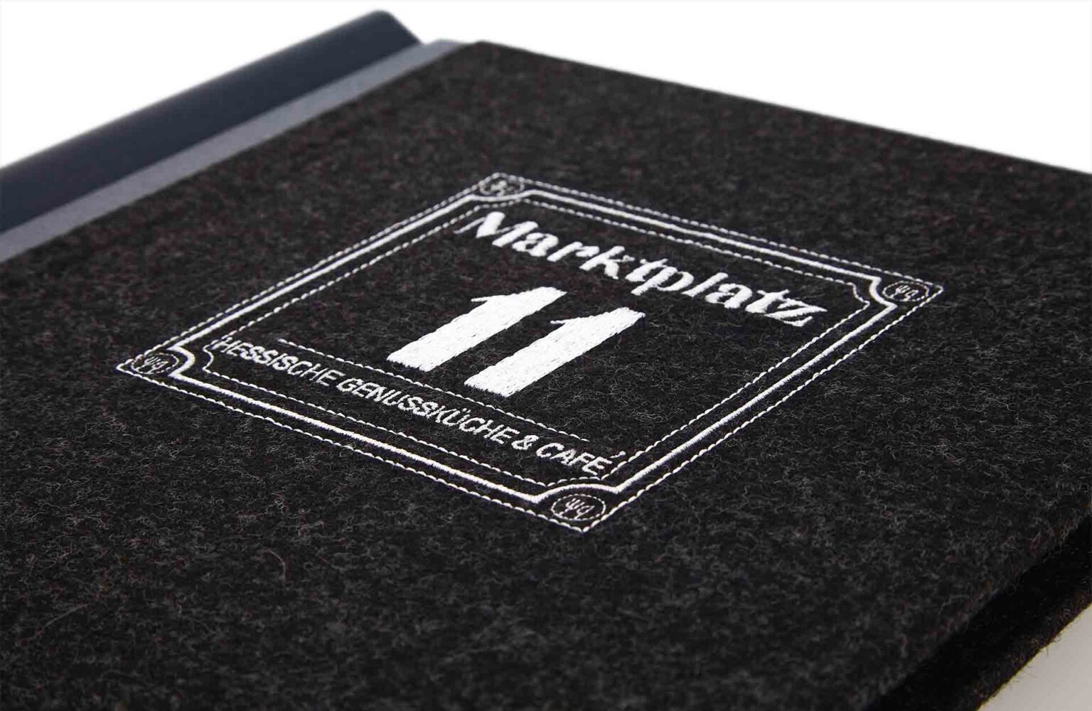 feiner Stick auf dunkler Loden-Speisekarte