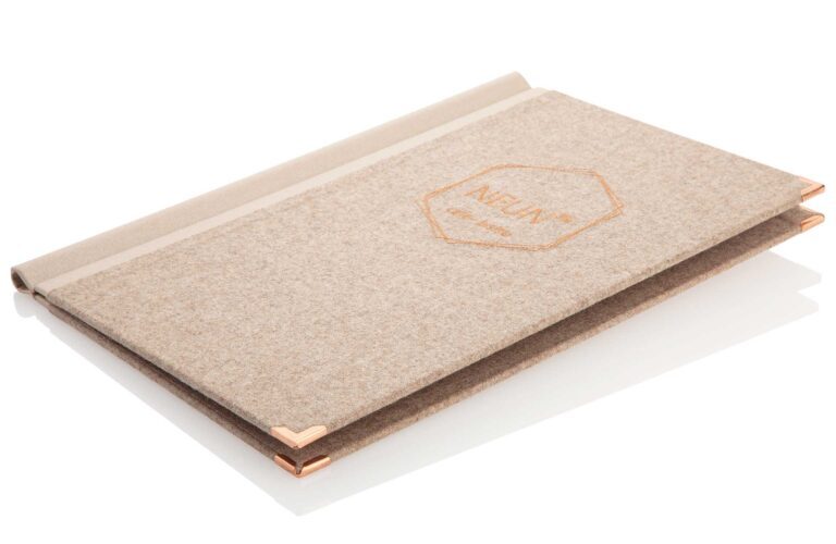 Speisekarte aus Loden in beige mit Klemmschiene