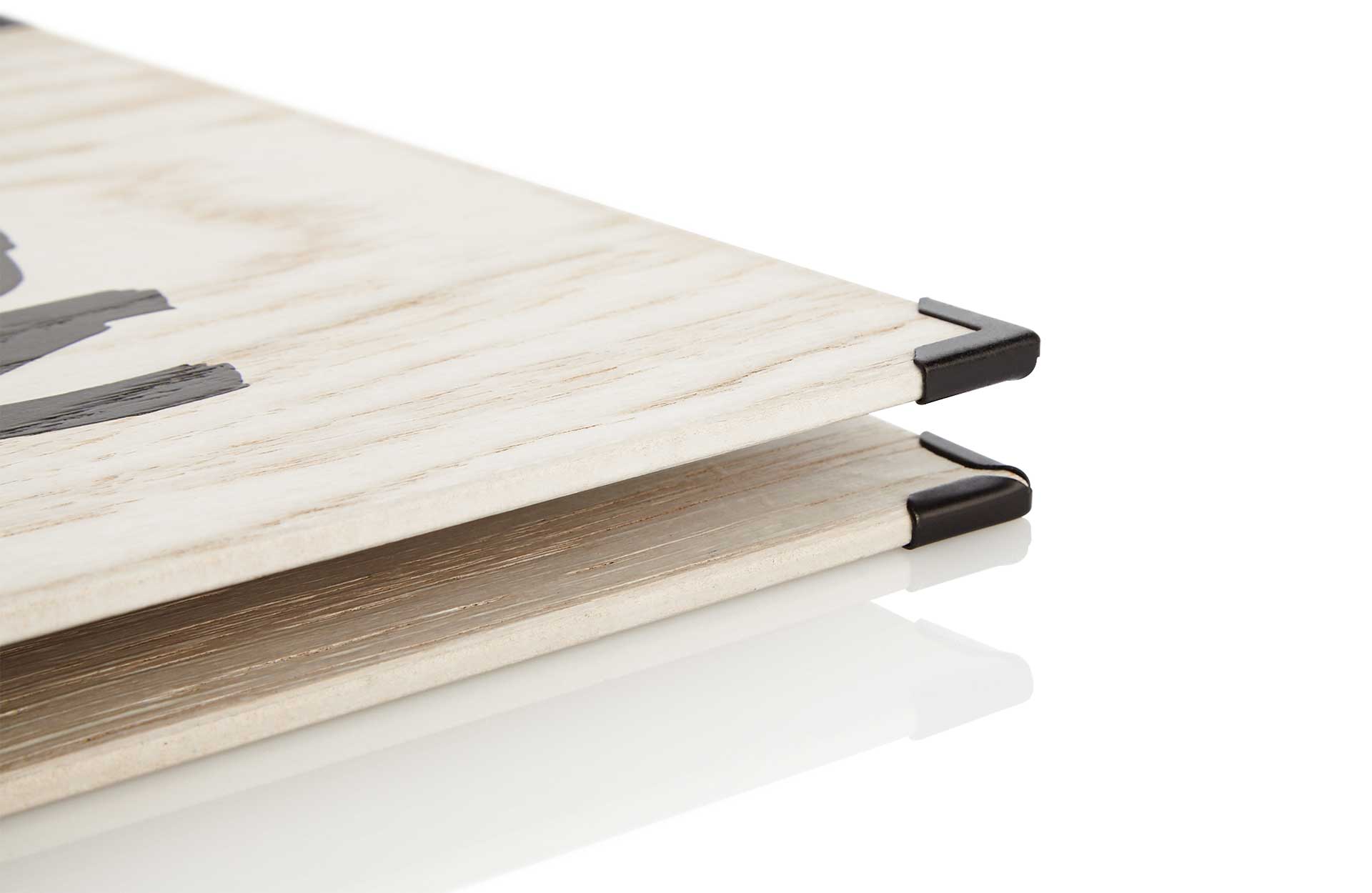 Speisekarte aus Holz in weiß mit schwarzen Ecken