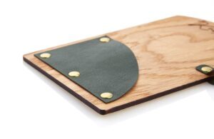 Rechnungsmappe Billboard aus Eichenholz mit grünem Einschub-Dreieck