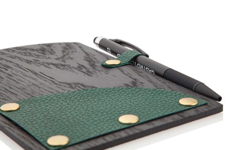 Rechnungsmappe Billboard aus schwarzem Holz mit Einschub-Dreieck