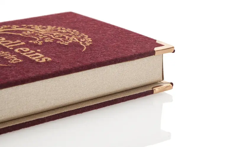 Rechnungsmappen-Modell Billbox aus rotem Loden mit Kupfer-Ecken