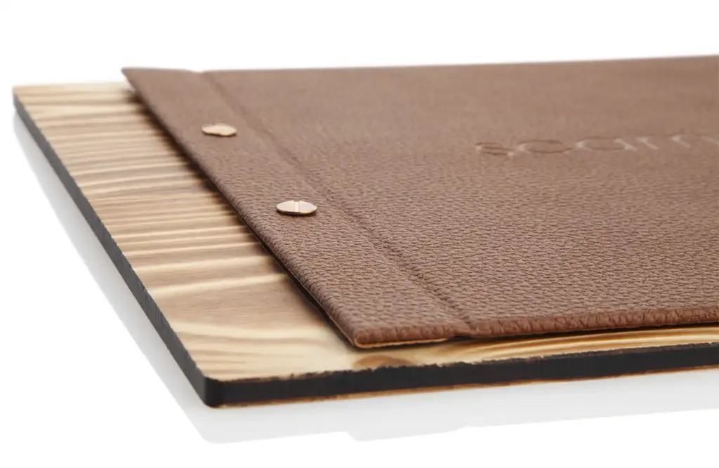 Selectboard aus Holz mit Schrauben und Ledercover in braun