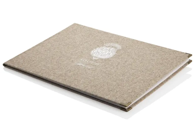 Speisekarte aus Loden in beige im Querformat