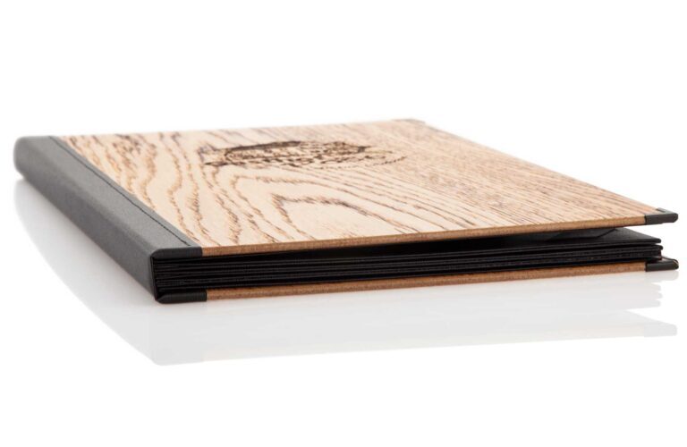 Speisekarte aus Holz mit Buchbindung von Gastrotopcard