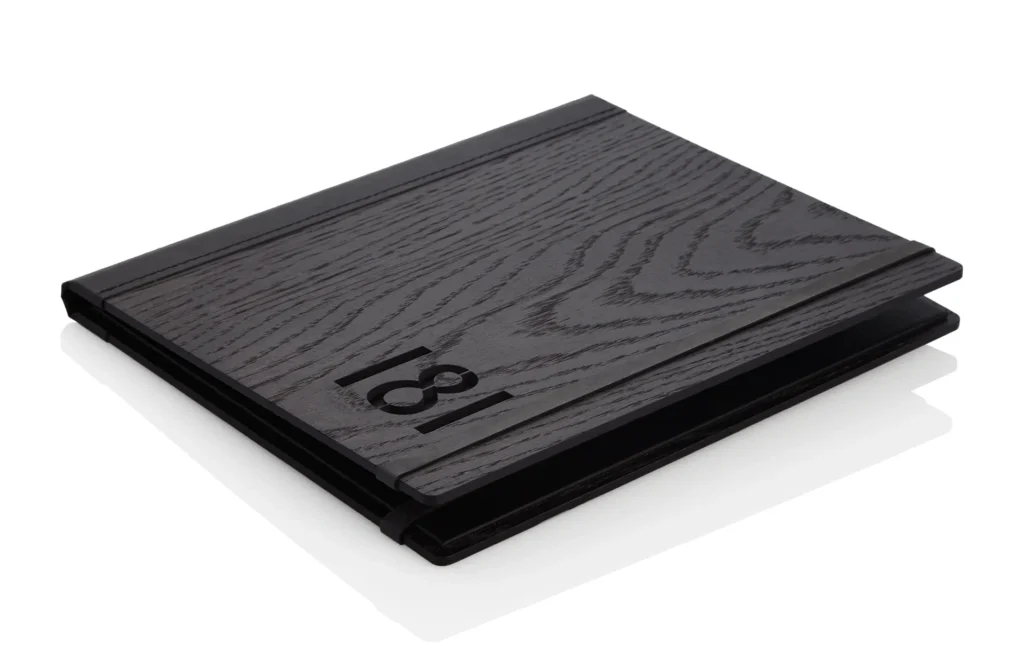 Speisekarte aus Holz in schwarz mit Gummiband