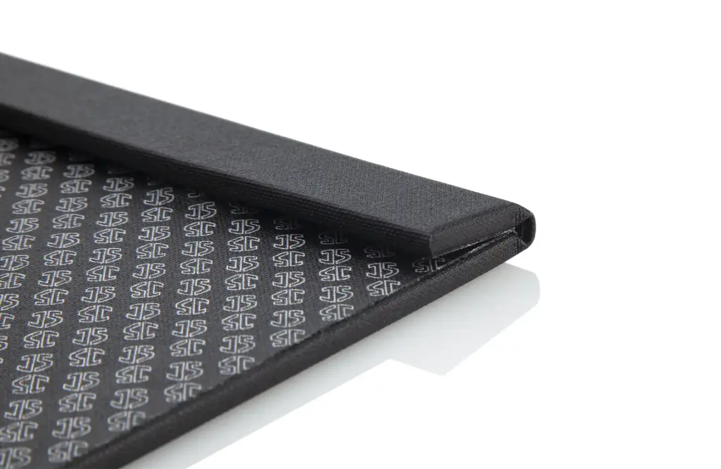 Menuboard with magnetic bar