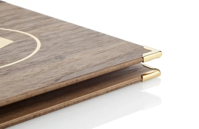 Quickfix aus Nussholz mit Gold-Ecken