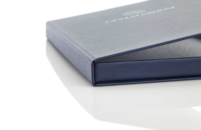 Zimmermappen-Modell Roombox aus blauem Leinen mit Box