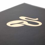 Gold-Metallicprägung auf Schaumleder