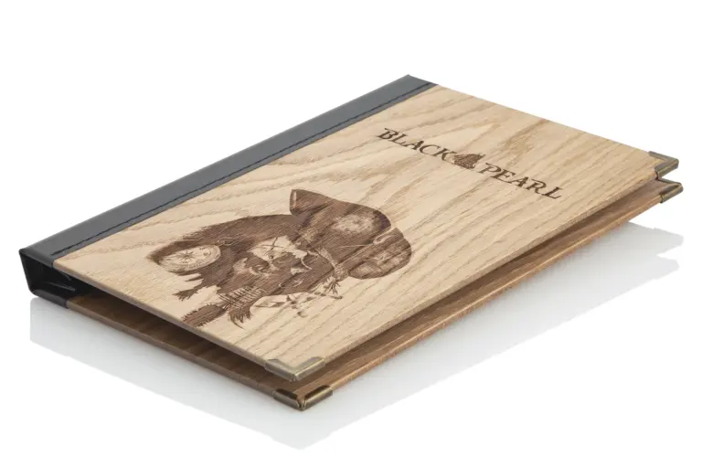 Dřevěné menu s laserovým gravírováním