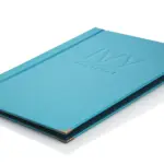 Lněné menu v modré barvě se slepotiskem