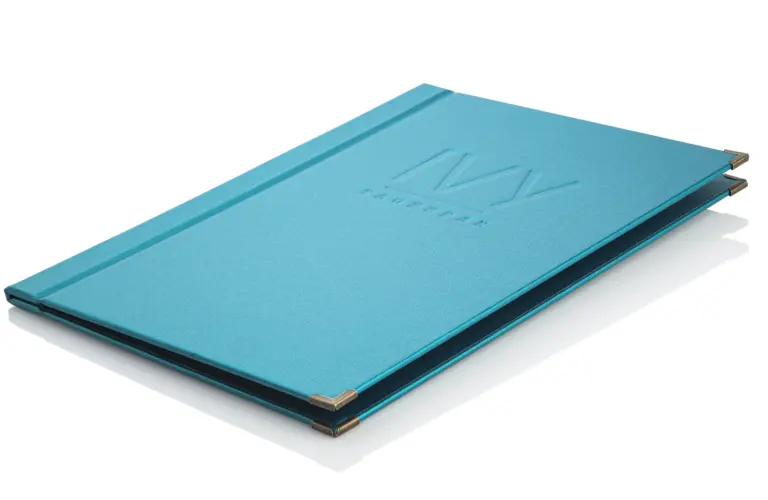 Menu en lin bleu avec gaufrage à froid