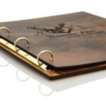 Holz-Menuboard mit Gold-Ringmechanik und Echtledercover