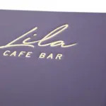 Zlaté kovové reliéfy na knihách