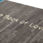 Gaufrage métallique doré sur cuir souple