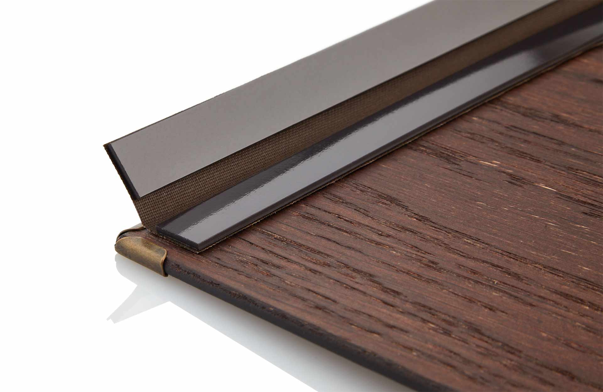 Dřevěný jídelní lístek v hnědé barvě s magnetickým rychloupínacím mechanismem