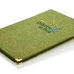 menu en loden vert avec broderie