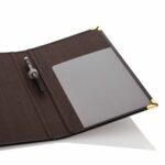 Modèle de dossier de chambre roi en cuir souple marron avec support de stylo à bille