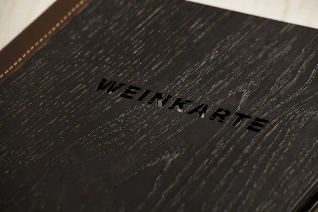 Laser Cutout Eiche Schwarz