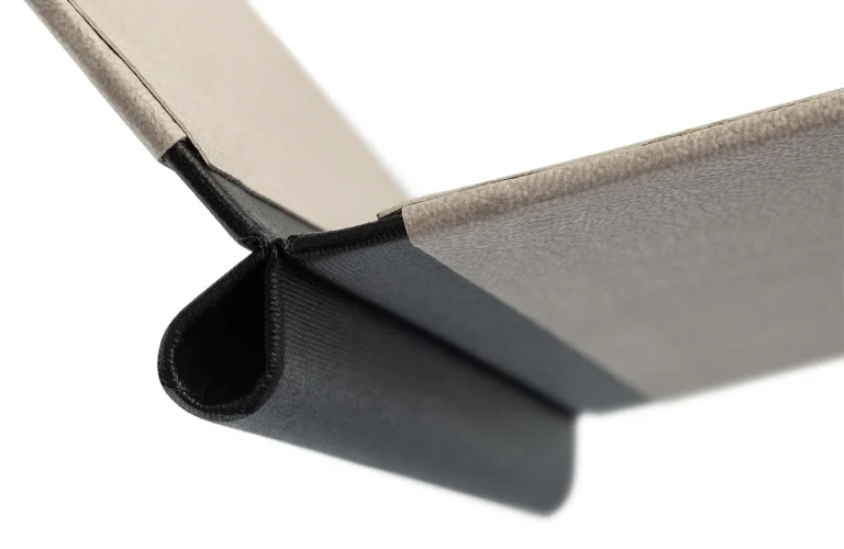 Speisekarte aus Weichleder in beige mit Klemmrücken in schwarz