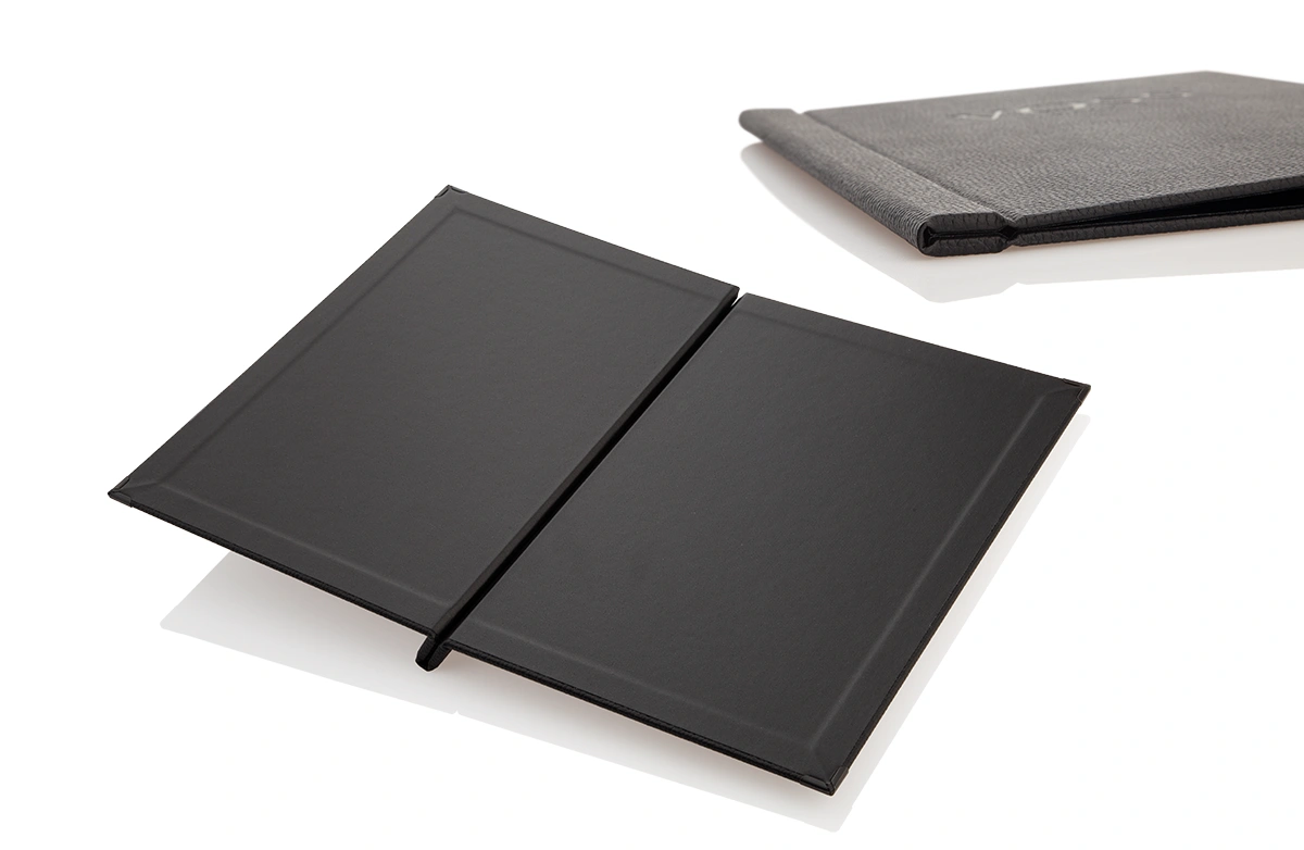 Speisekarte aus Leder, mit Blindprägung