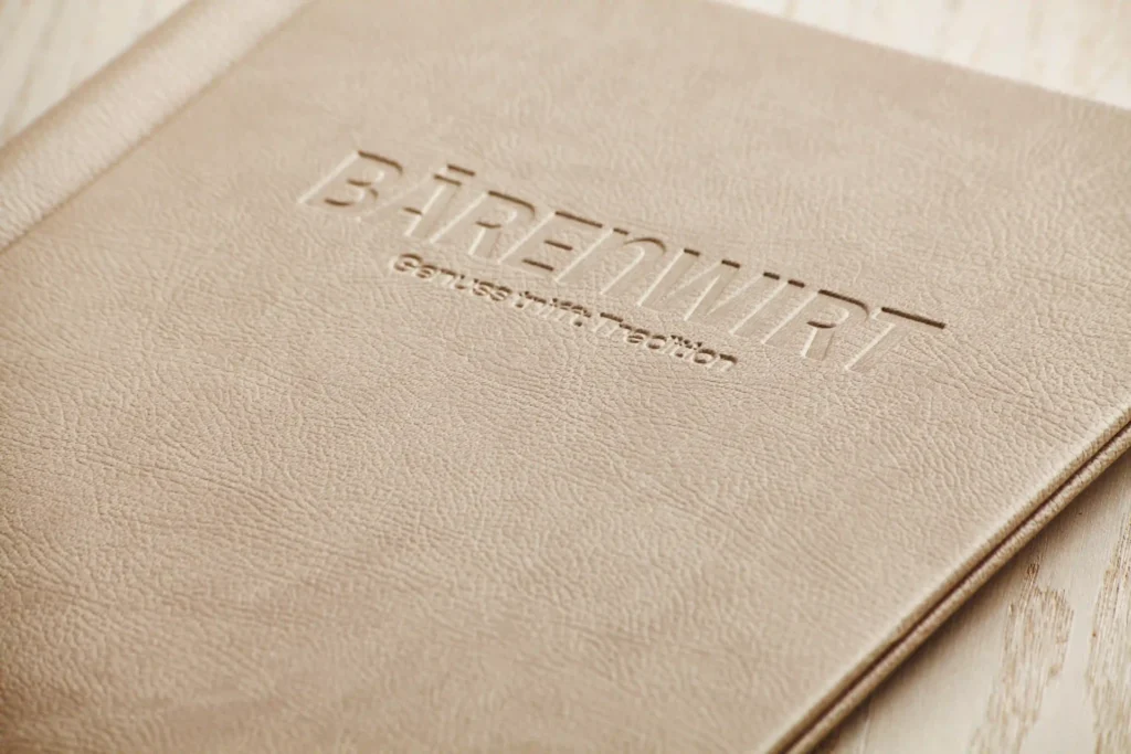 Blind vertieft auf Weichleder