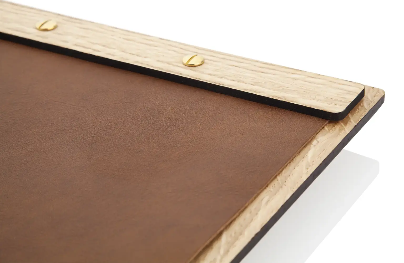 Modèle de menuboard avec bande en bois et couverture en cuir réel