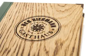 Speisekarte aus geflammten Eichenholz mit Lasergravur