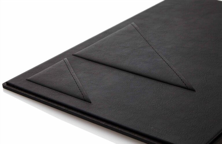 Infocard en noir avec triangles d'insertion