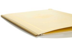 Kartonové menu ve žluté barvě