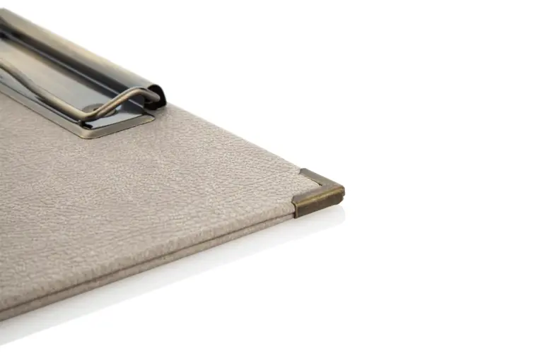 Weichleder-Menuboard in Beige mit Altgold-Klemme