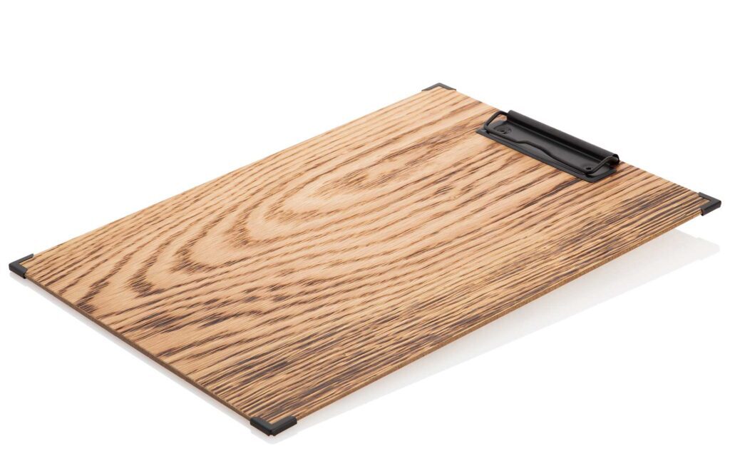 Modèle de menuboard en bois de chêne dans un look flammé avec pince en noir