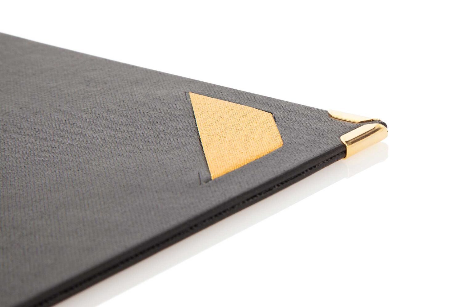 Modèle de menuboard noir en lin avec boucles en jaune