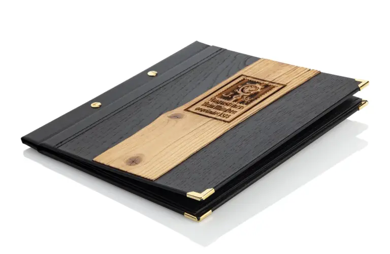 Dřevěný jídelní lístek v černé barvě se starými dřevěnými pruhy