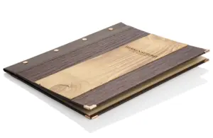 braune Speisekarte aus Holz mit Altholzstreifen